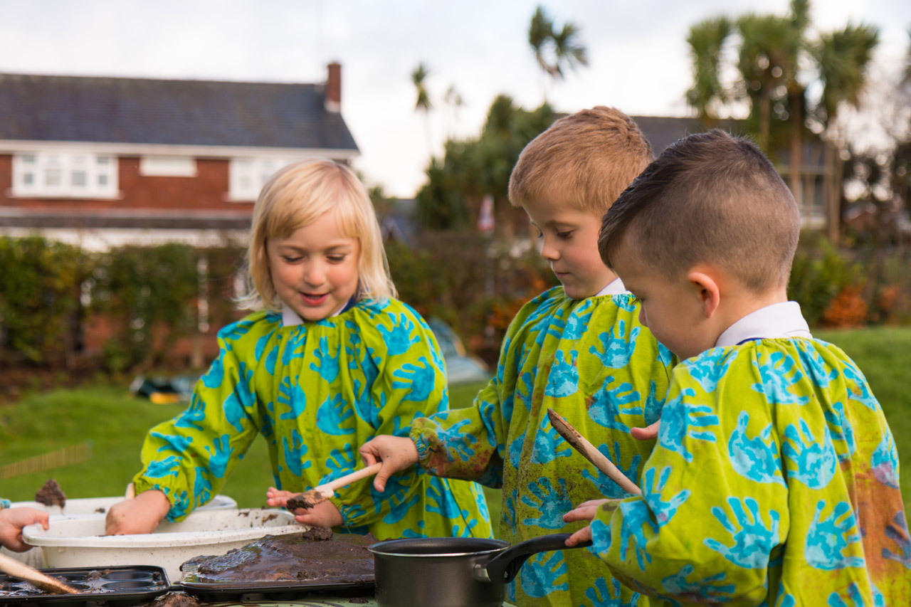 mud-kitchen-kids-school-grass-01.jpg